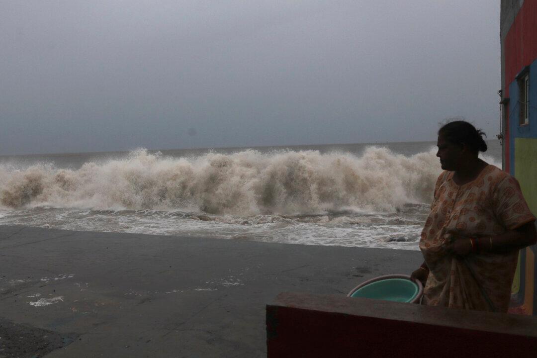 Cyclone Lashes India’s Business Capital, 100,000 Evacuated
