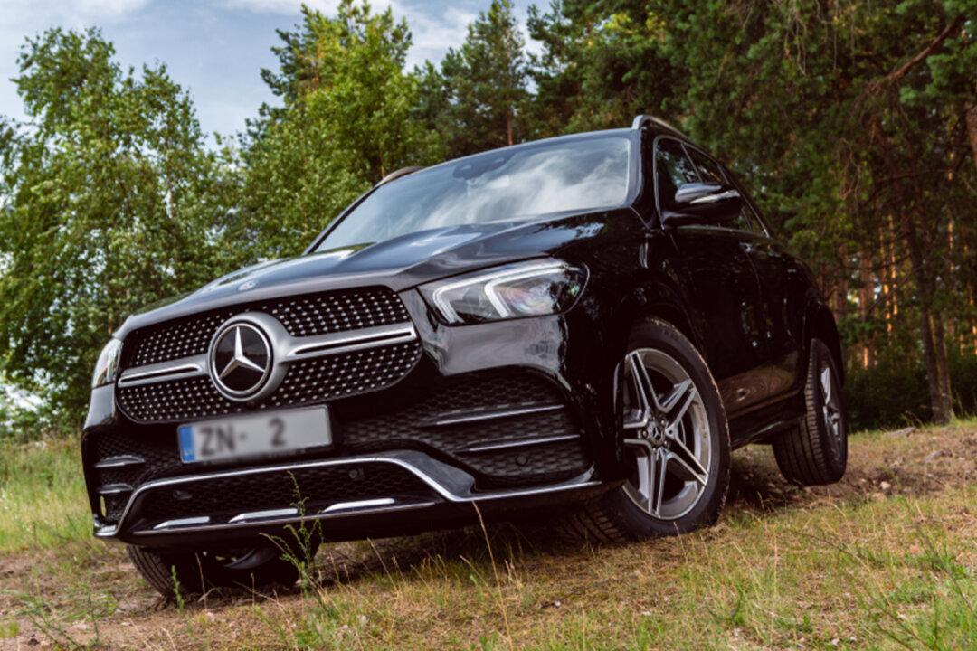 Farmer Sprays Manure All Over Mercedes Illegally Parked on His Field as Driver Visits the Beach