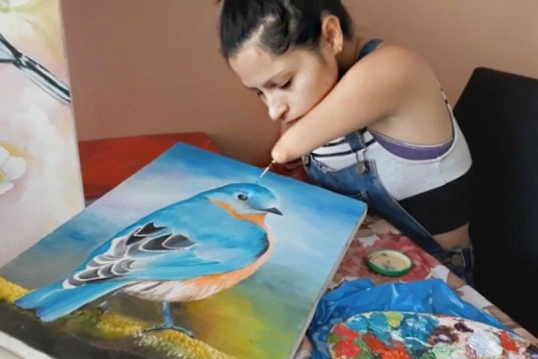 ‘I Have No Limit’: Artist Born Without Arms and Legs Defies All Odds, Now Inspires Others