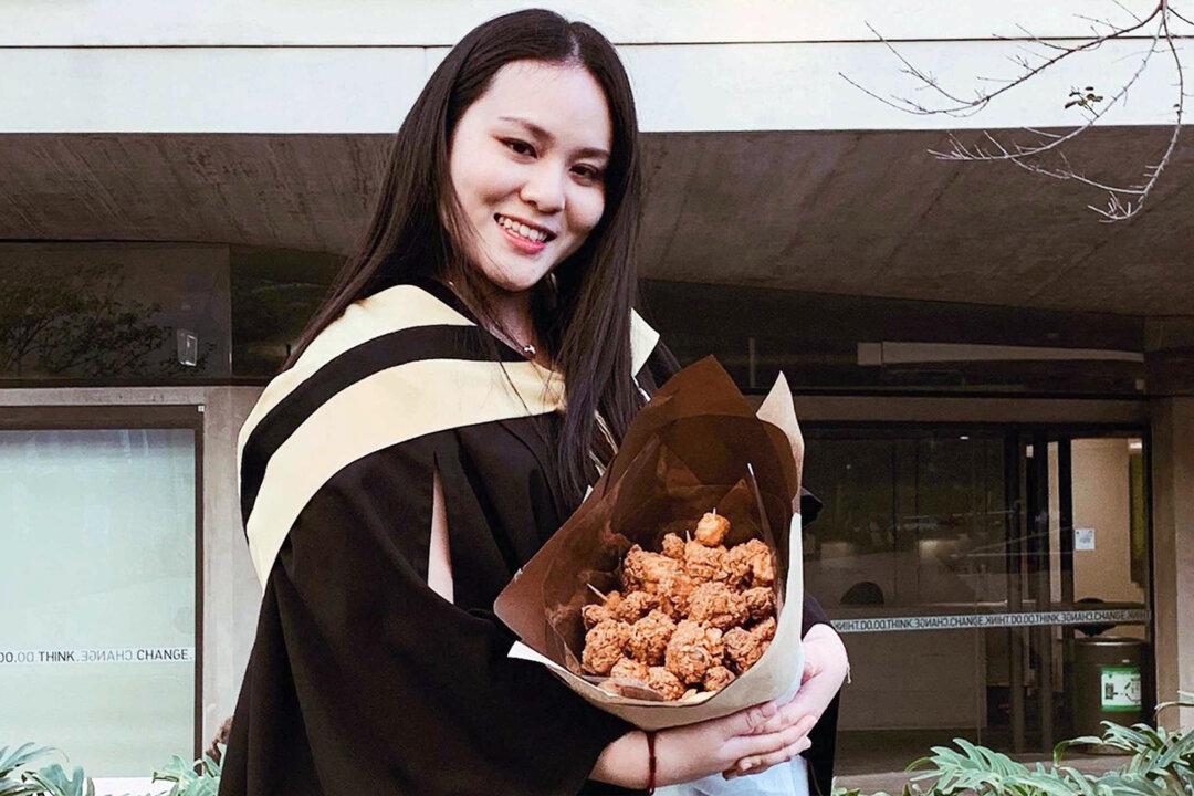 University Student Celebrates Graduation With Bouquet of KFC Fried Chicken From Her Boyfriend