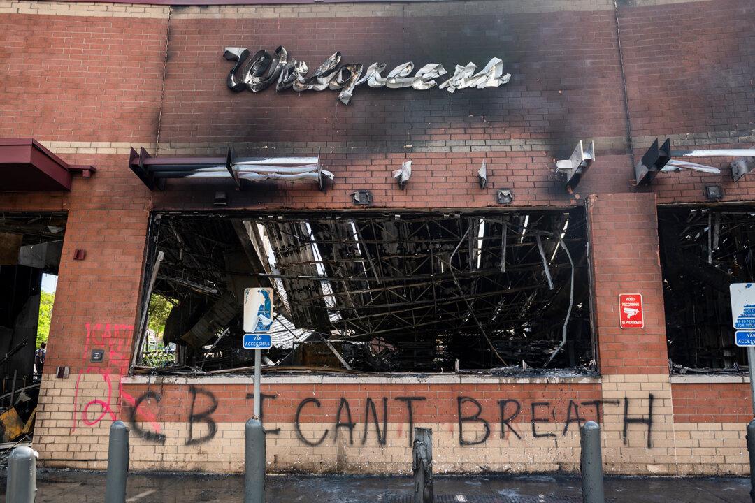 People Donate 29,000 Bags of Food to Families After Stores Burned by Rioters in Minneapolis