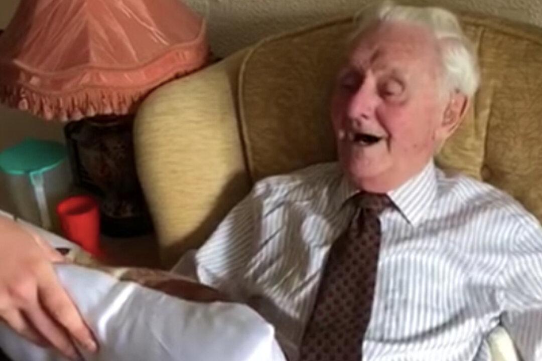 World War II Veteran Breaks Down After Receiving Pillow With Late Wife’s Face on It