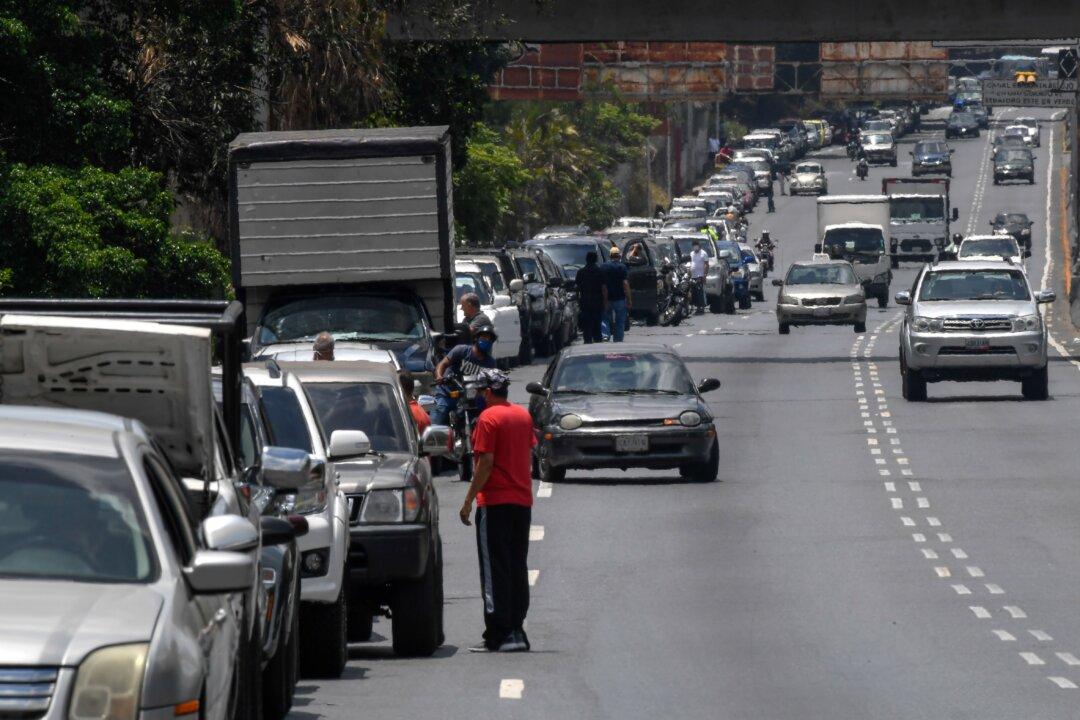 Venezuela’s New Gasoline System Fails to End Epic Lines