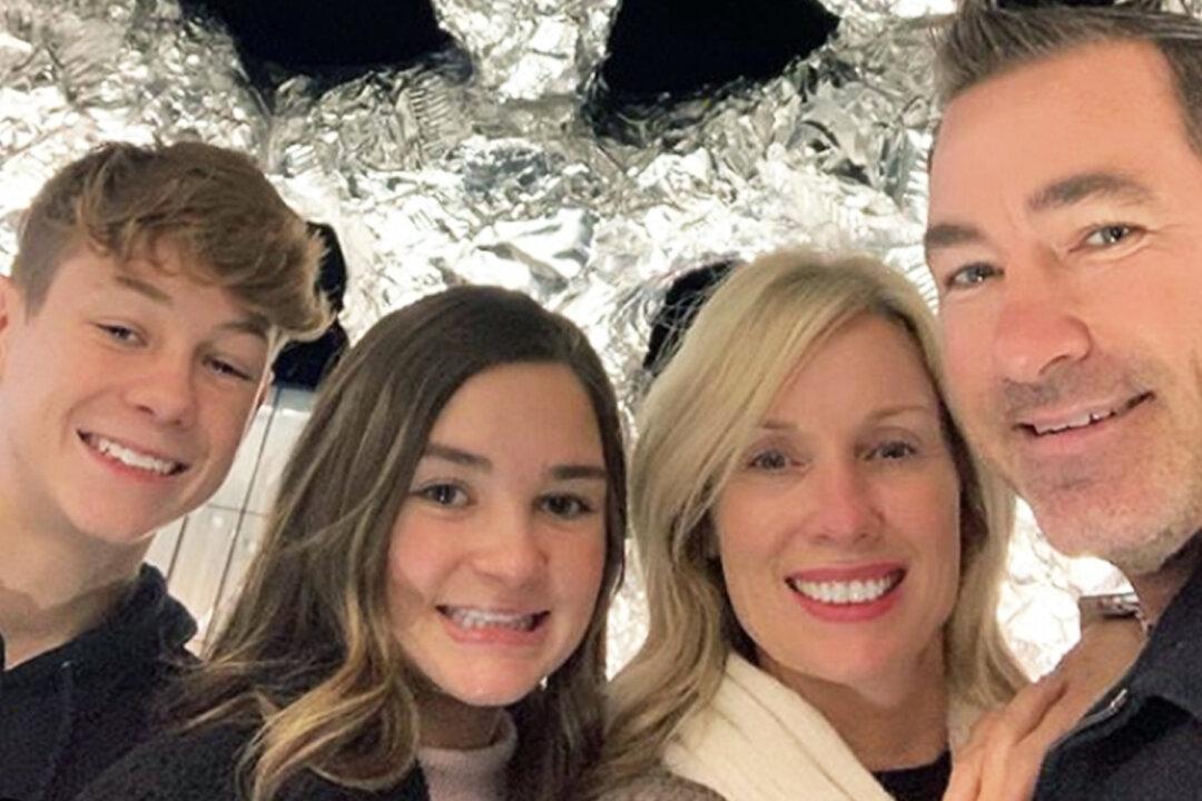Dad Takes Over Teen’s Social Media, Posts Hilarious Selfies and Videos as Punishment