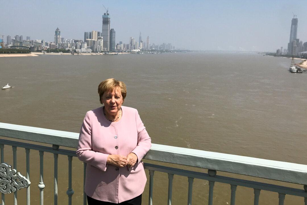 China Needs to Do More on Market Access, Merkel Tells Li