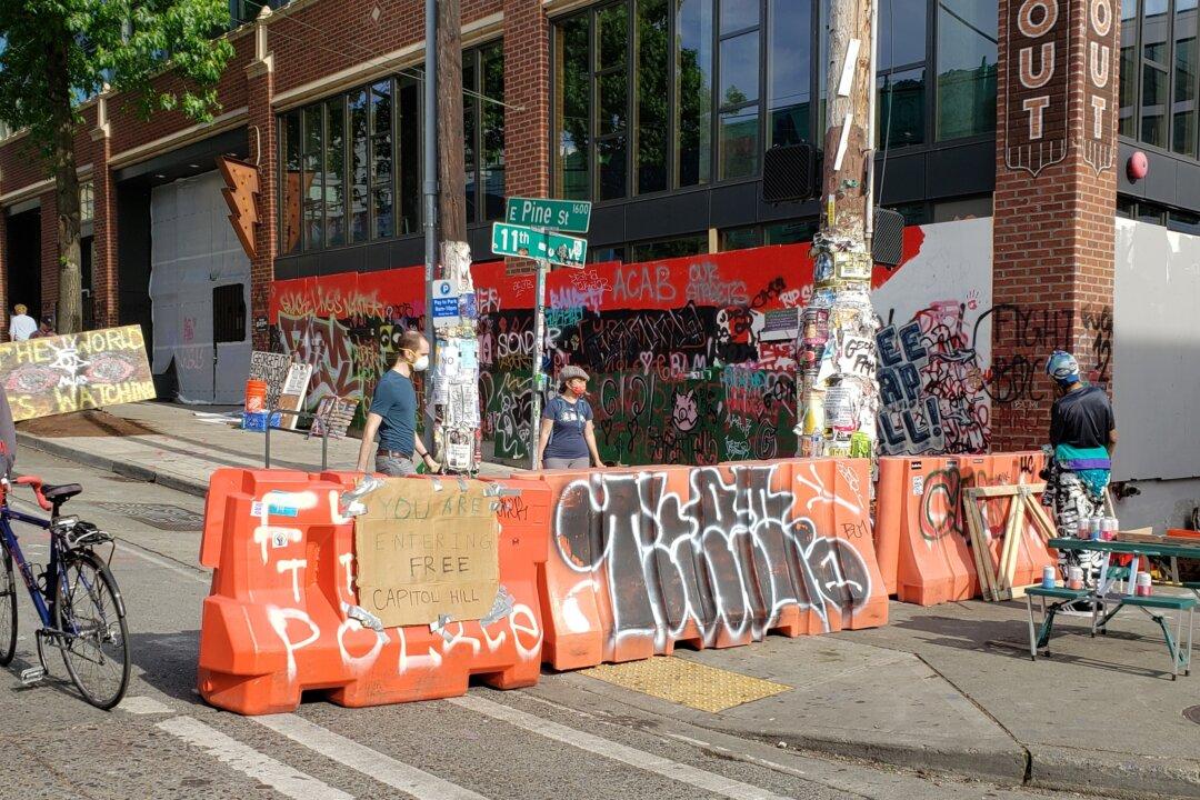 Armed People at Seattle Autonomous Zone Checking IDs, Extorting Businesses: Police