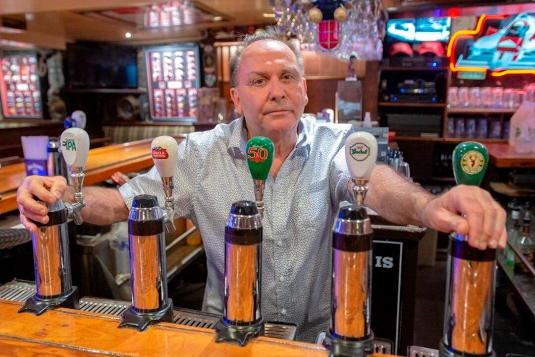 Some Montreal Bar Owners Planning to Reopen in Defiance of Provincial Stance