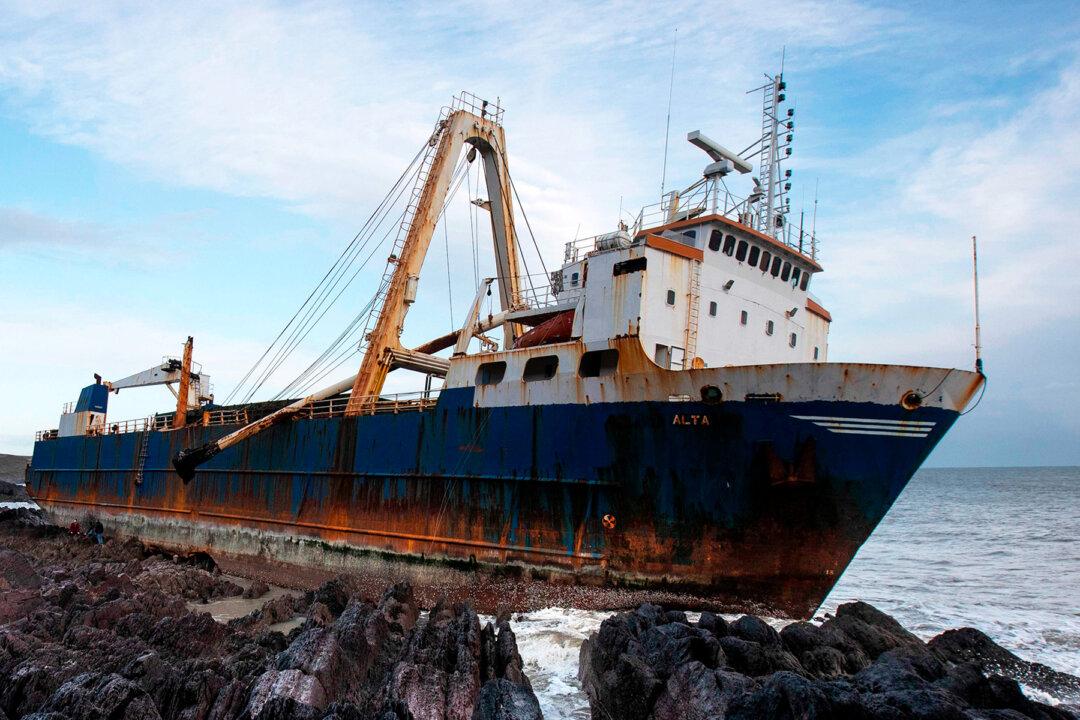 250-Foot-Long ‘Ghost Ship’ Washes Up on Irish Coast, Owners Remain Untraced