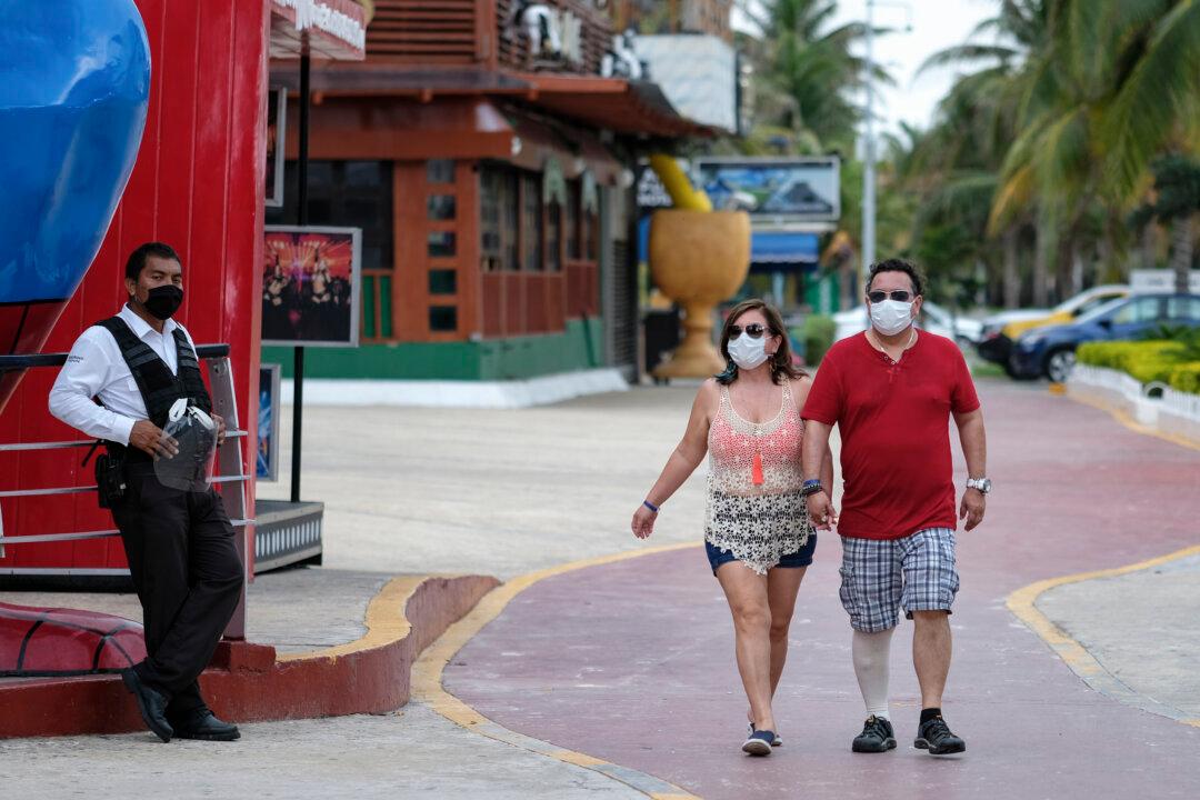 Top Mexican Health Official Rejects Travel Ban Over Omicron Variant