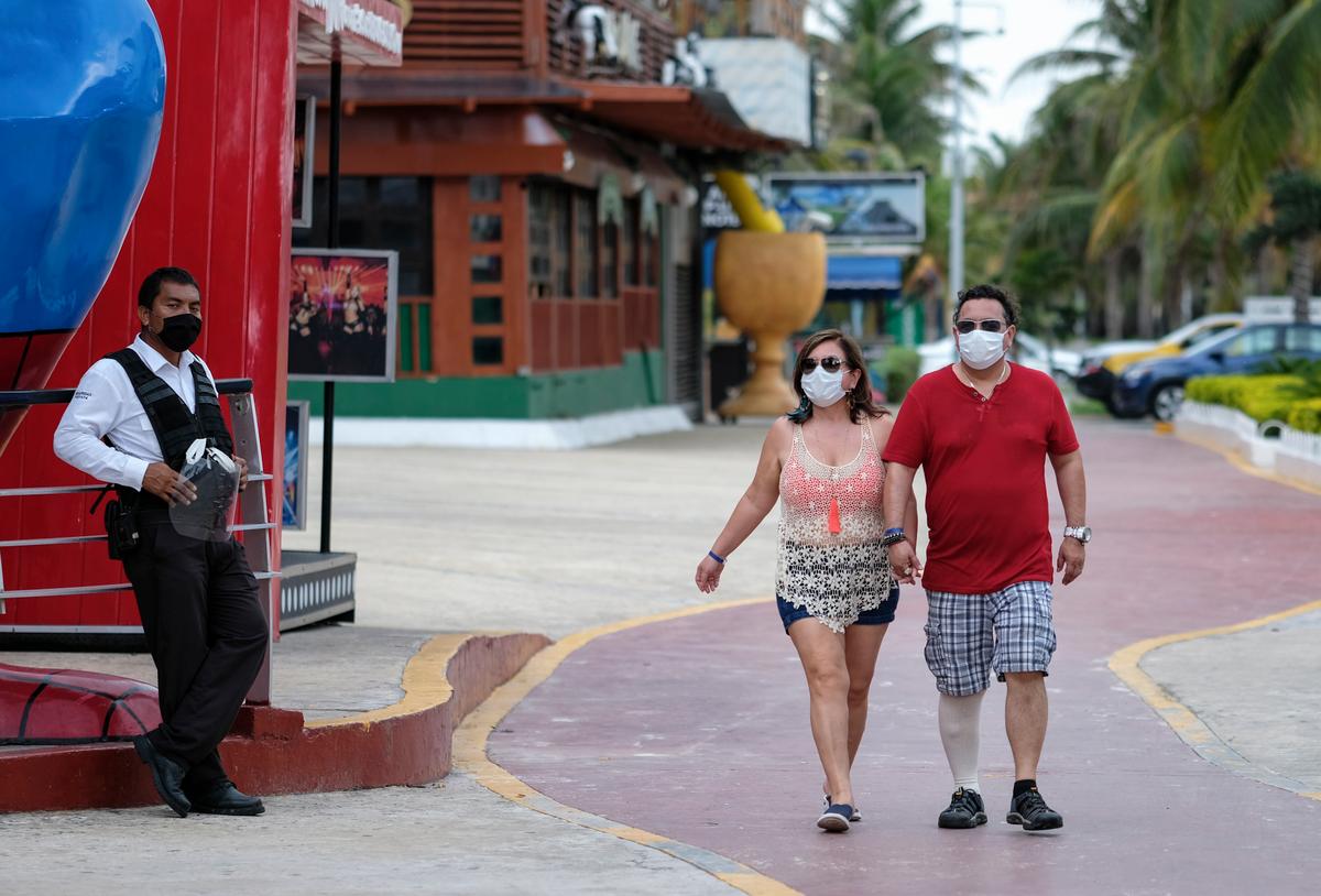 Top Mexican Health Official Rejects Travel Ban Over Omicron Variant