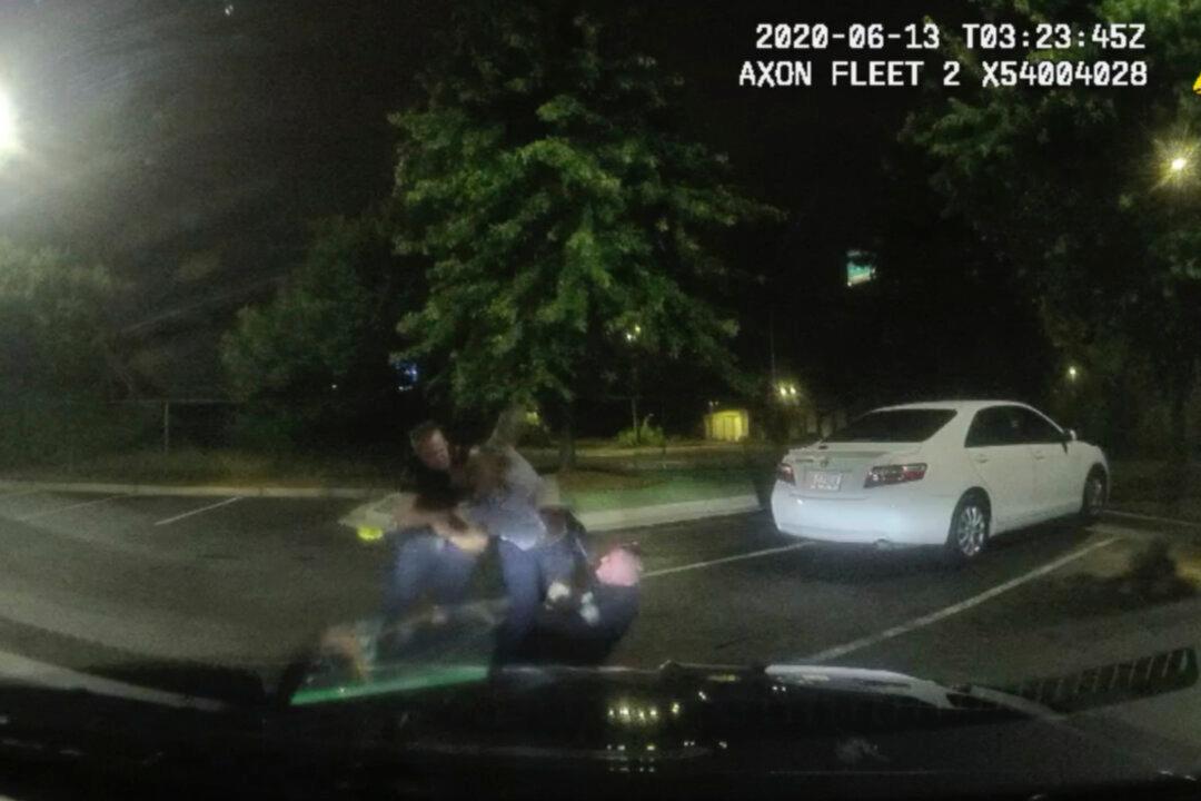 Atlanta DA Mulls Murder Charges Against Officer in Rayshard Brooks Shooting