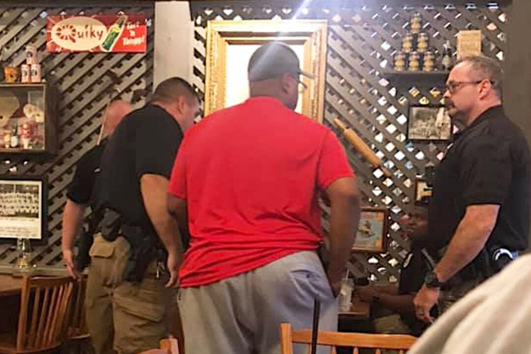 Black Man Offers to Pay Police Officers’ Bill at Cracker Barrel, Won’t Take ‘No’ for an Answer
