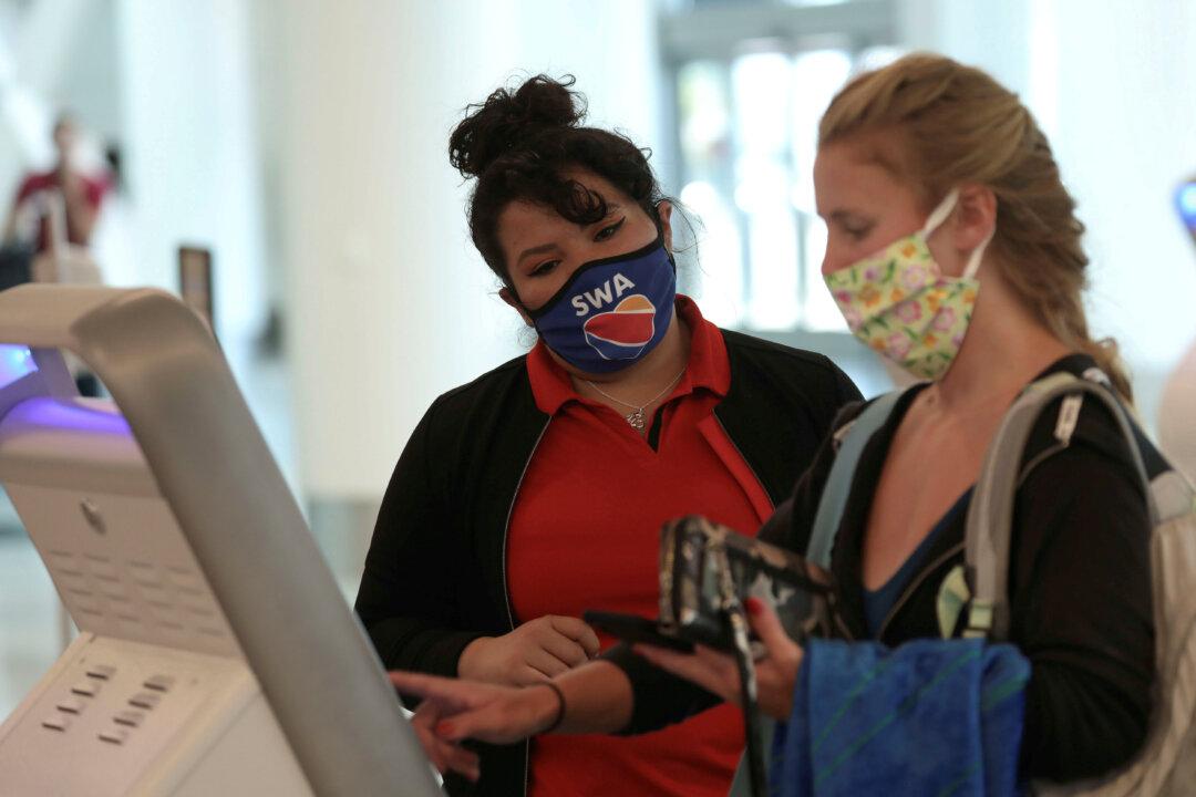 US Airlines Threaten to Ban Passengers Who Refuse to Wear Masks