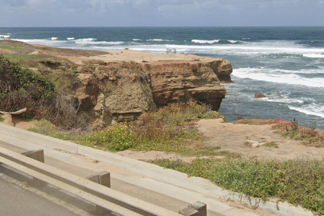 San Diego Cop Scales Down Cliff to Rescue Twin Girls, 2, After Suicidal Dad Drives Into Ocean