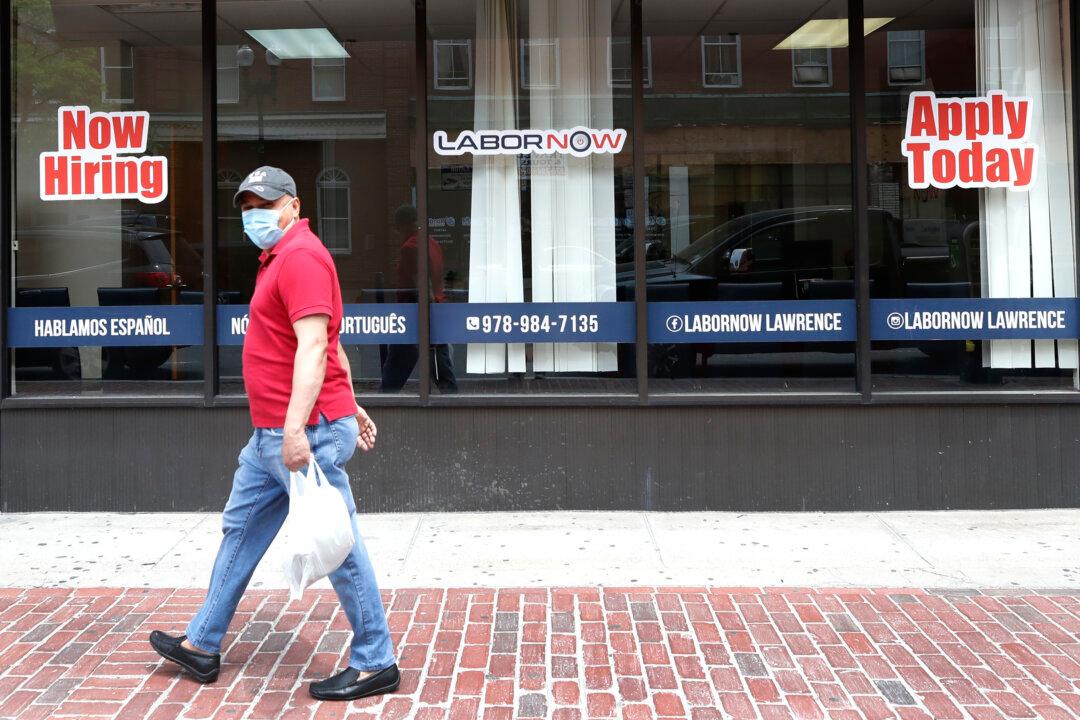 US Weekly Unemployment Claims Rise to Nearly 900,000