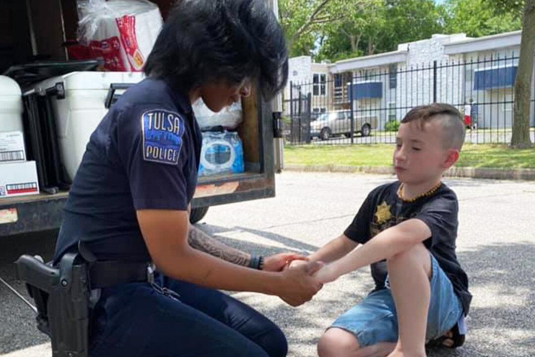 7-Year-Old Boy Prays With Local Police Officers Amid Protests, His ‘Mission’ Goes Viral