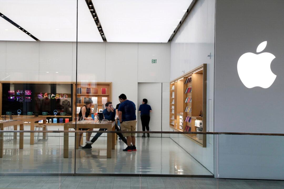 Apple Re-closes Some Stores, Raising Economic Concerns