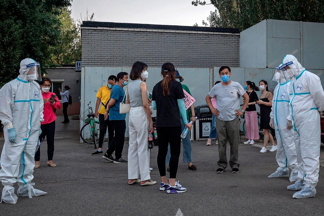 Medical Staff Across China Dispatched to Beijing as Neighborhoods, Restaurants Hit Hard by Virus