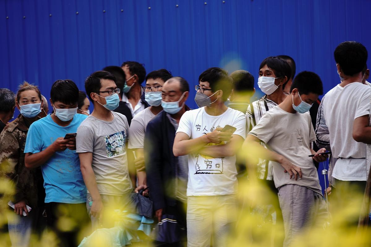 Beijing Residents Fear Contracting Virus at Crowded, Unsafe Test Sites