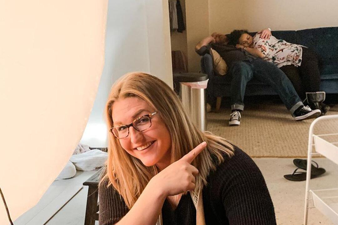 Exhausted Parents Fall Asleep During Their Newborn Baby’s Photoshoot