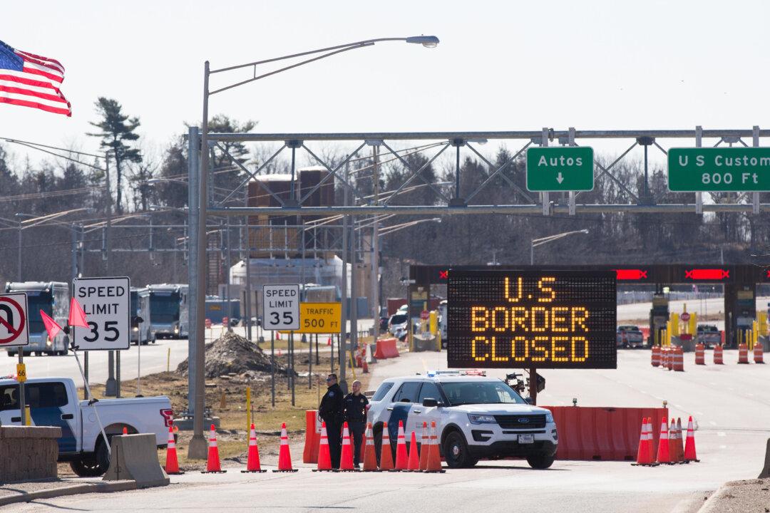 Bipartisan Group of Lawmakers Urge Biden to Help Ease Canadian Travel Ban