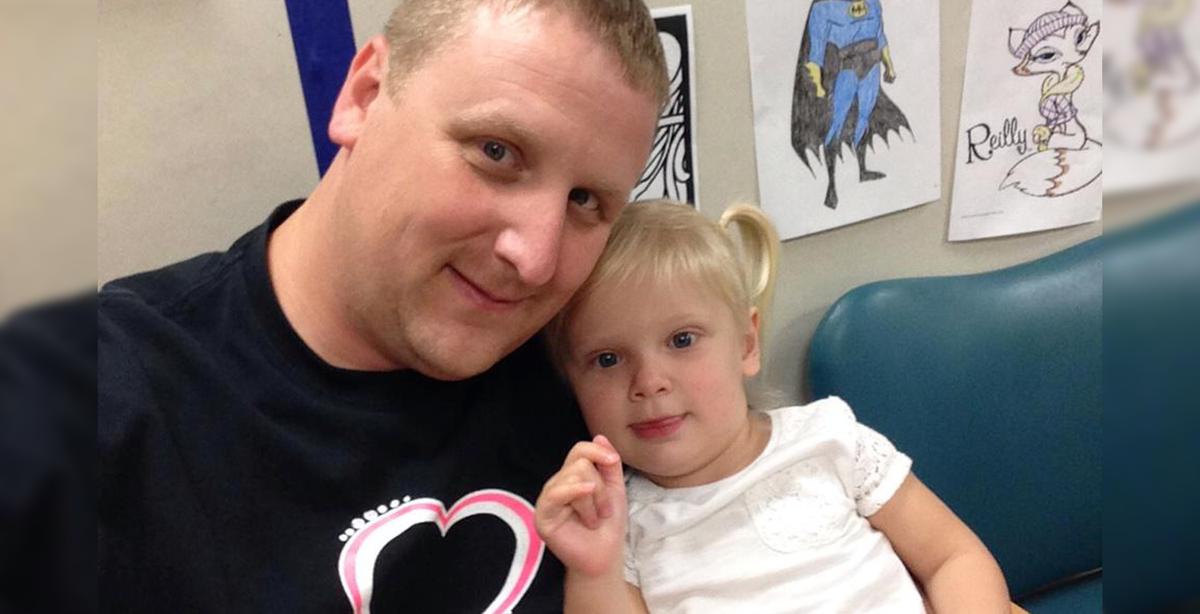 Dad Gets Yelled at by Stranger for Carrying Sick Daughter, His Response Leaves Man in Tears