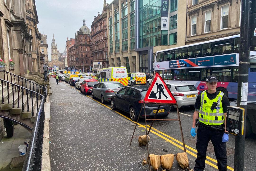 Knifeman Stabs 6 in Glasgow Before Being Shot by Police