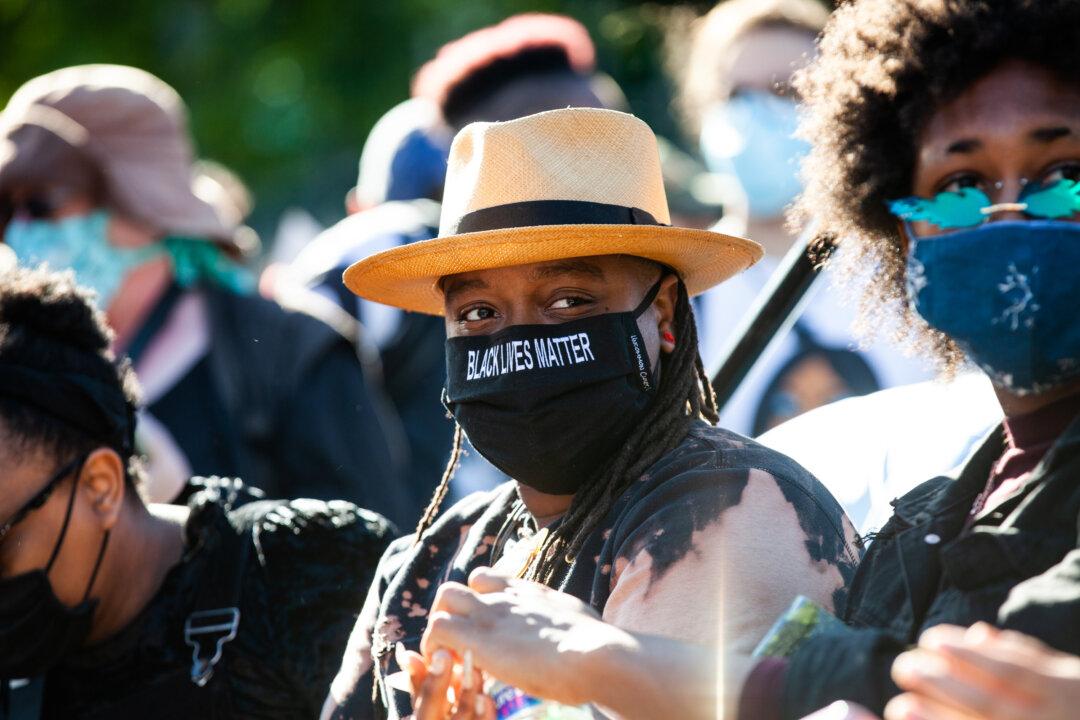 Chicago Activist Seeks Meeting With Black Lives Matter on City’s Gun Violence