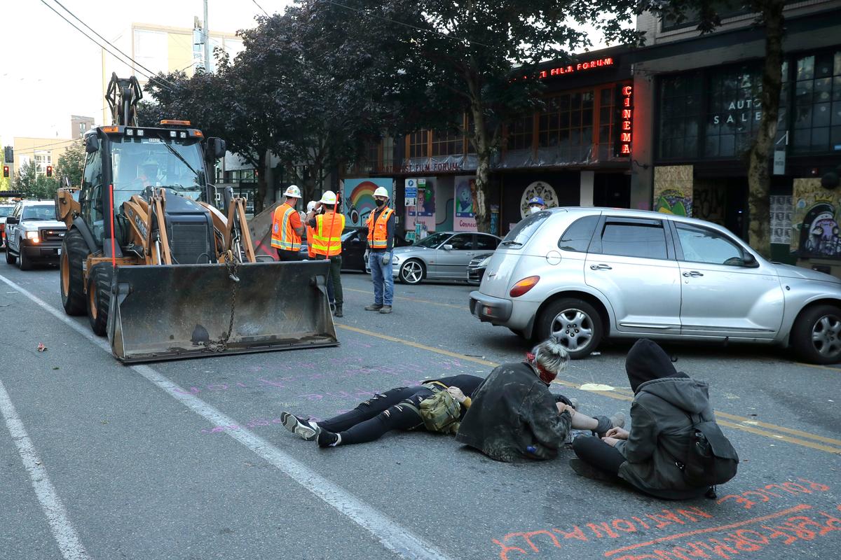 Seattle Protesters Block Workers From Dismantling Autonomous Zone