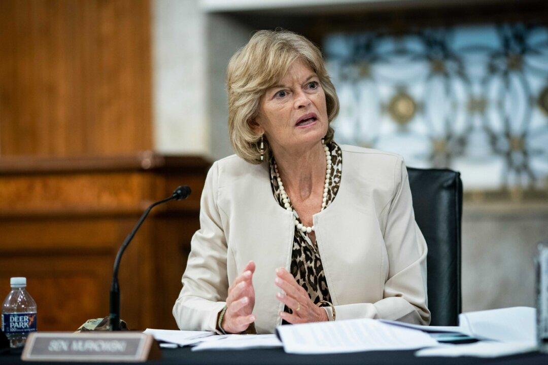 Murkowski Rules Out Switching to Democratic Party