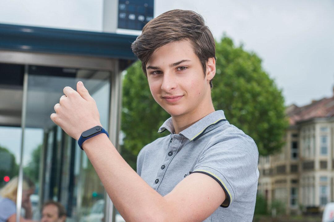 Teen Invents a Watch That Warns You About Touching Your Face so You Don’t Catch the Flu