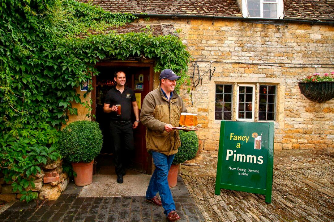 UK Health Minister Hails Responsible Behavior After English Pubs Reopen