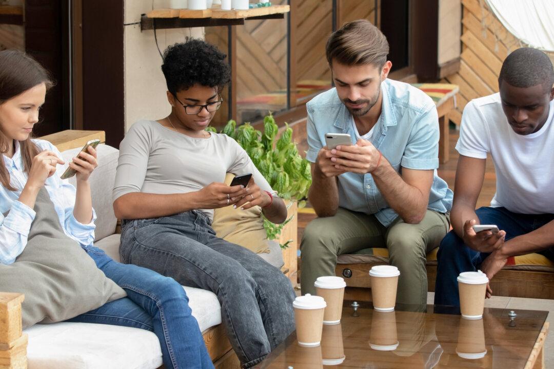 Smartphones Increasingly Affect Modern Relationships