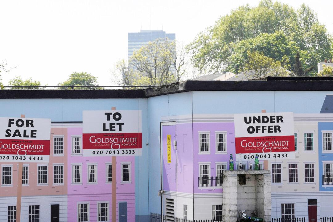 UK House Prices Fall for Longest Period Since 2010, Halifax Says