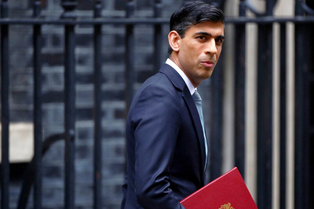 UK’s Sunak Offers Jobs Bonuses, Cuts Taxes to Head Off Jobs Crisis