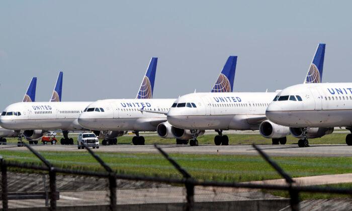 United Airlines Sending Layoff Notices to Nearly Half of US Employees
