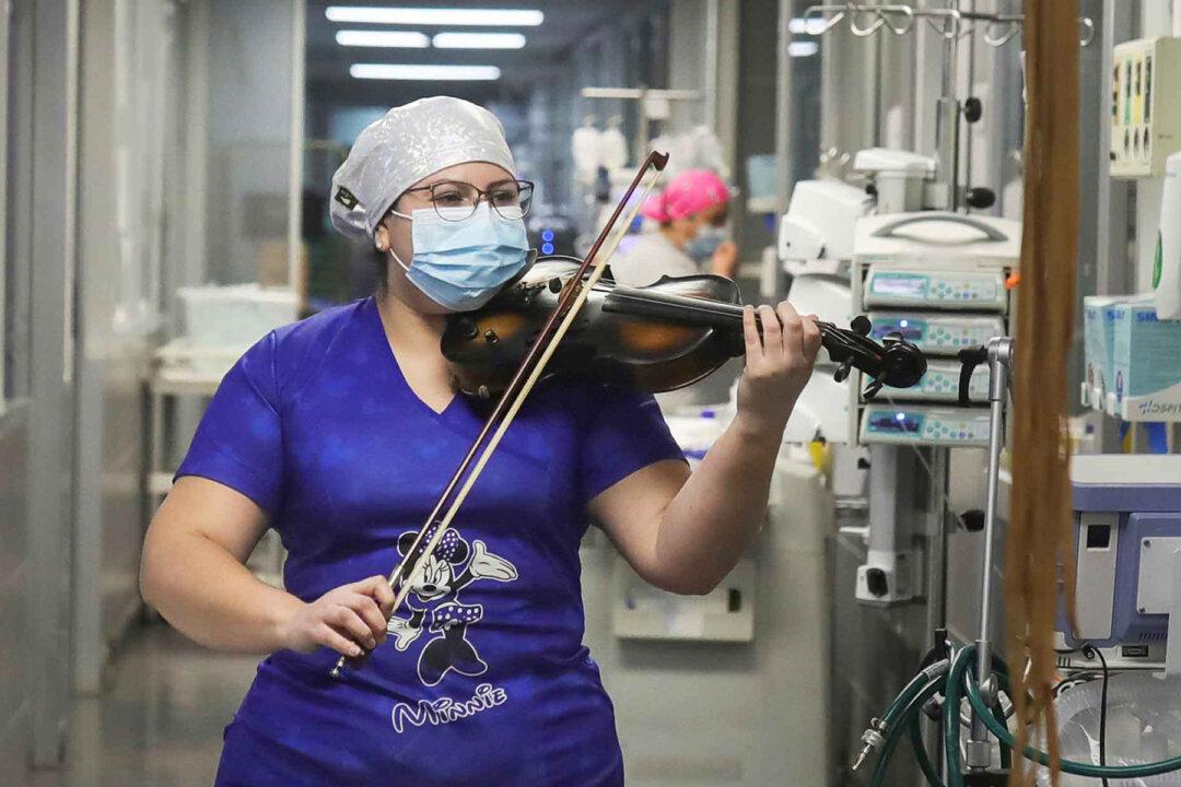 Chilean Nurse Serenades COVID-19 Patients With Violin to Give Them ‘Love’ and ‘Hope’