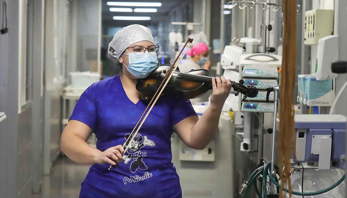 Chilean Nurse Serenades COVID-19 Patients With Violin to Give Them ‘Love’ and ‘Hope’