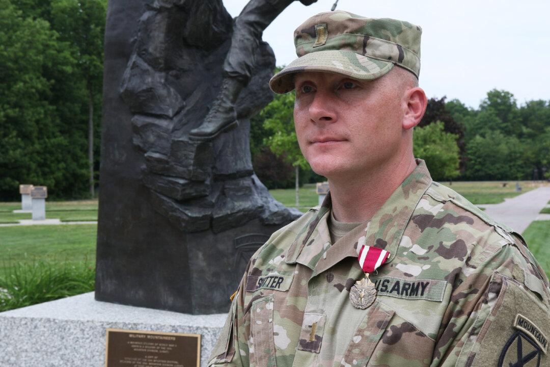 Quick-Thinking US Army Soldier Performs Heimlich Maneuver, Saves Choking Baby’s Life
