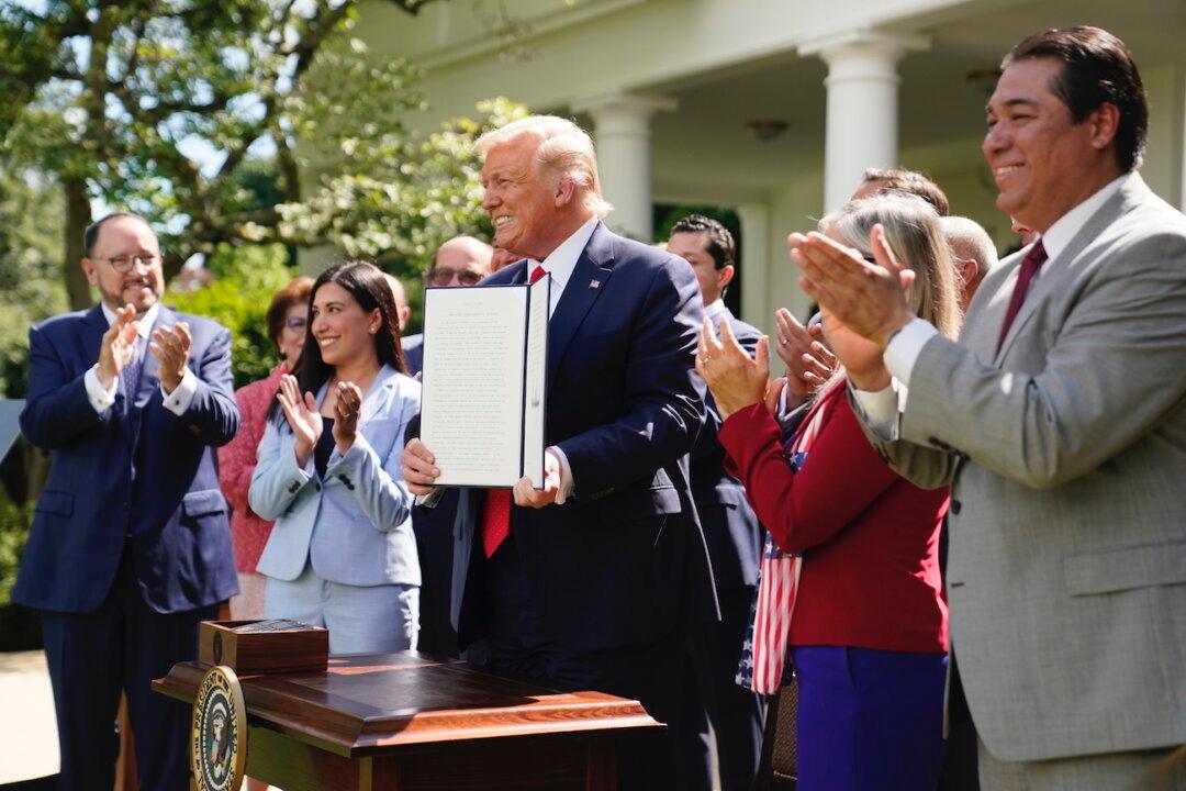 Trump Signs Executive Order on Hispanic Prosperity Initiative