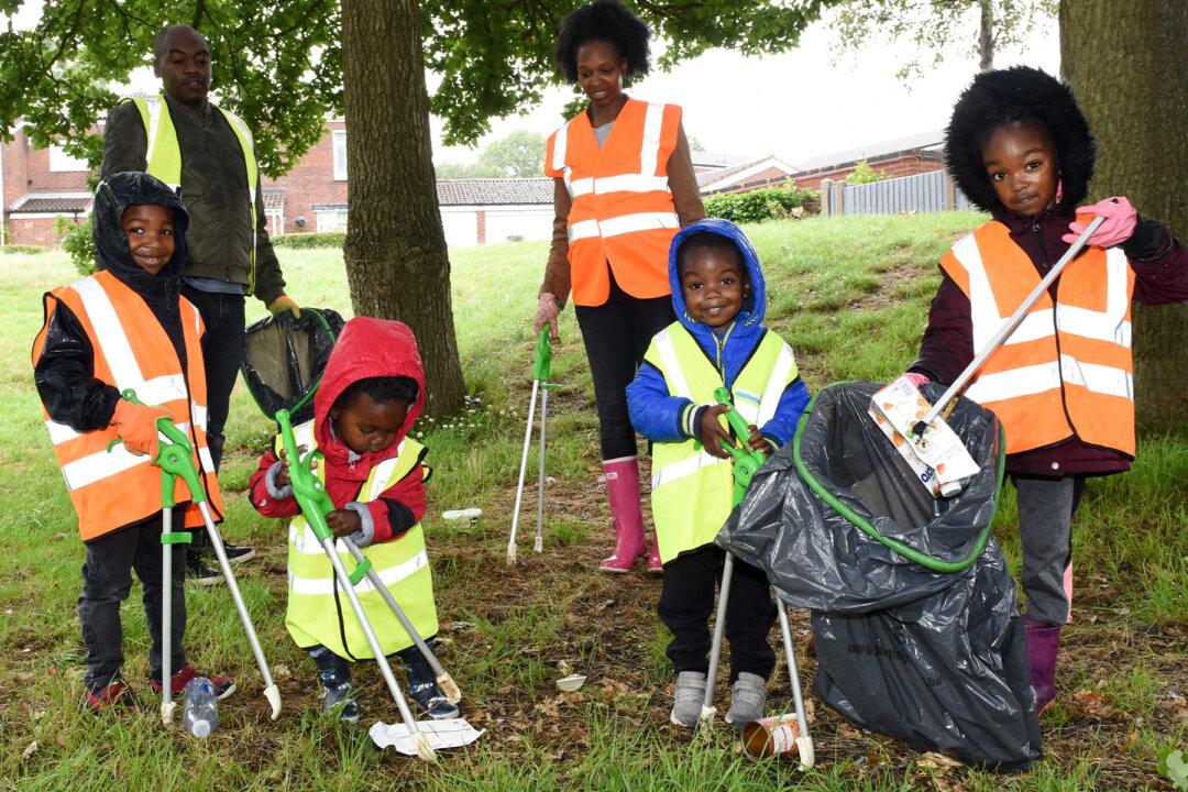 Couple Teaches Kids to Keep the Environment Clean by Taking Them for Litter Picking on Days Out