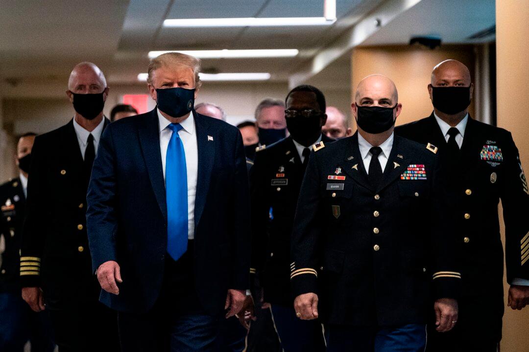 Trump, CDC Recommend Wearing Masks to Prevent Spread of COVID-19