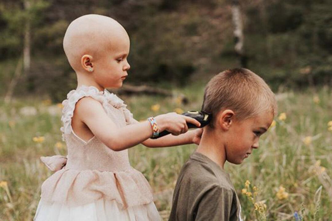 Brother Supports 3-Year-Old Sister With Cancer by Shaving His Head so That She’s Not Alone