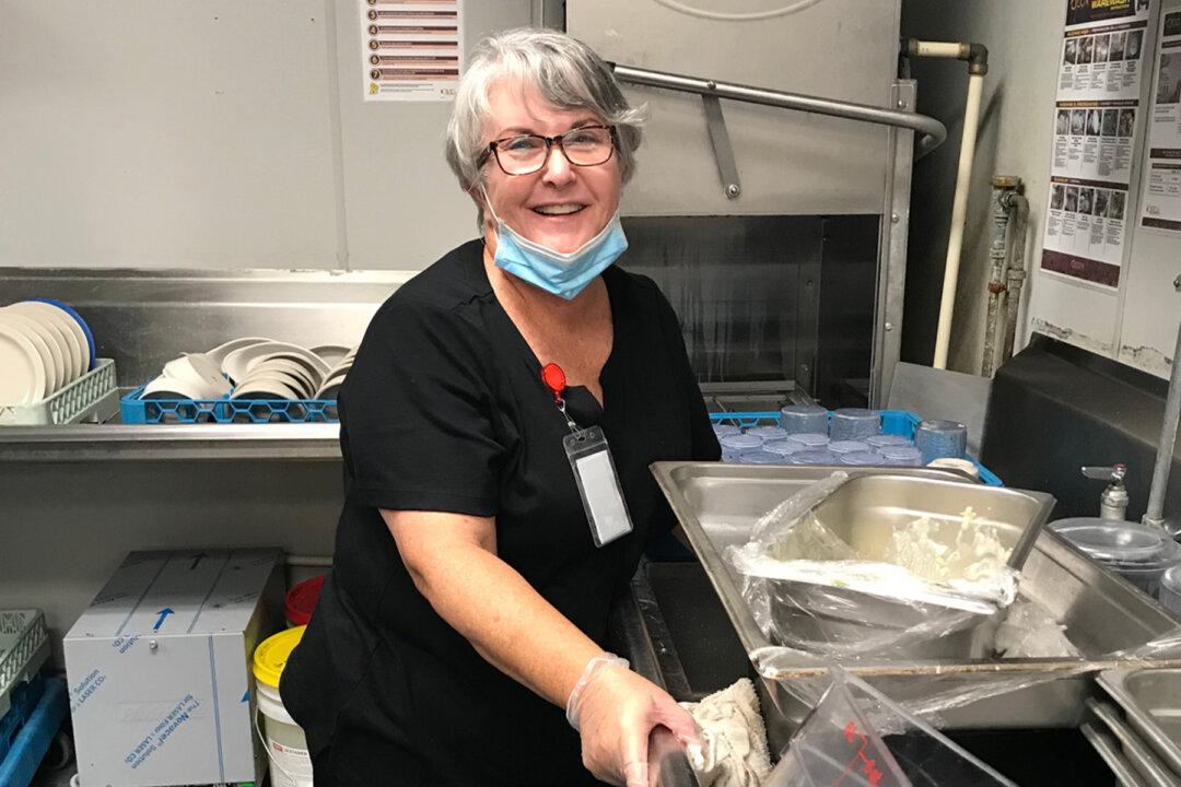 Woman Takes Up Dishwashing Job So She Can Visit Husband With Alzheimer’s Amid Pandemic