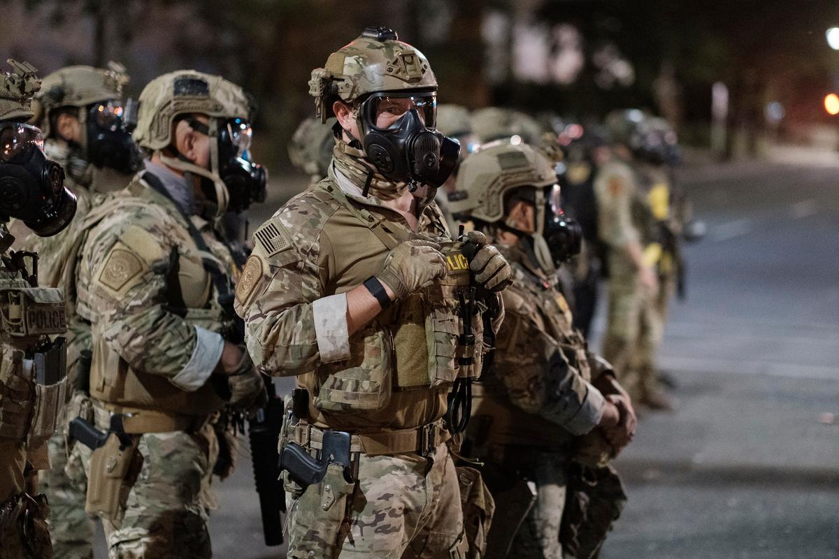 Portland Police Battle Violent Demonstrators as Riots Continue in Oregon City