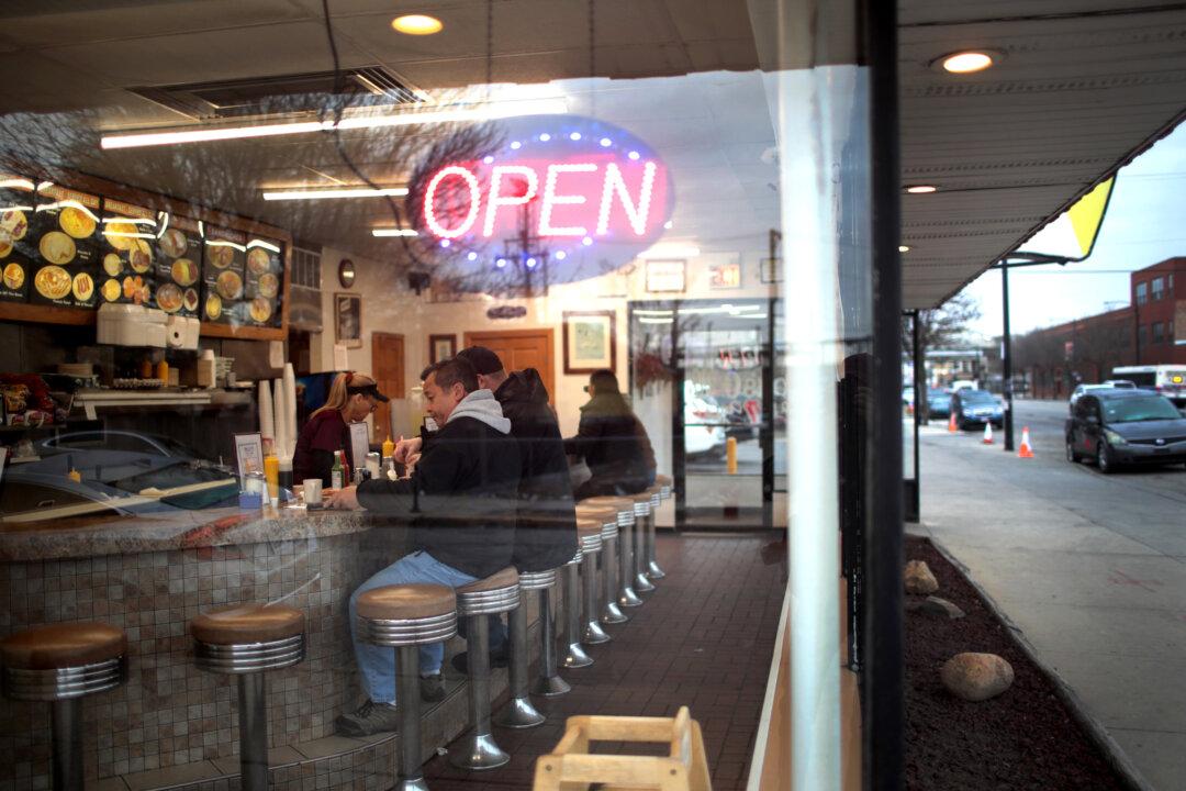 Chicago Eases COVID-19 Restrictions, Boosts Restaurant Capacity to 50 Percent