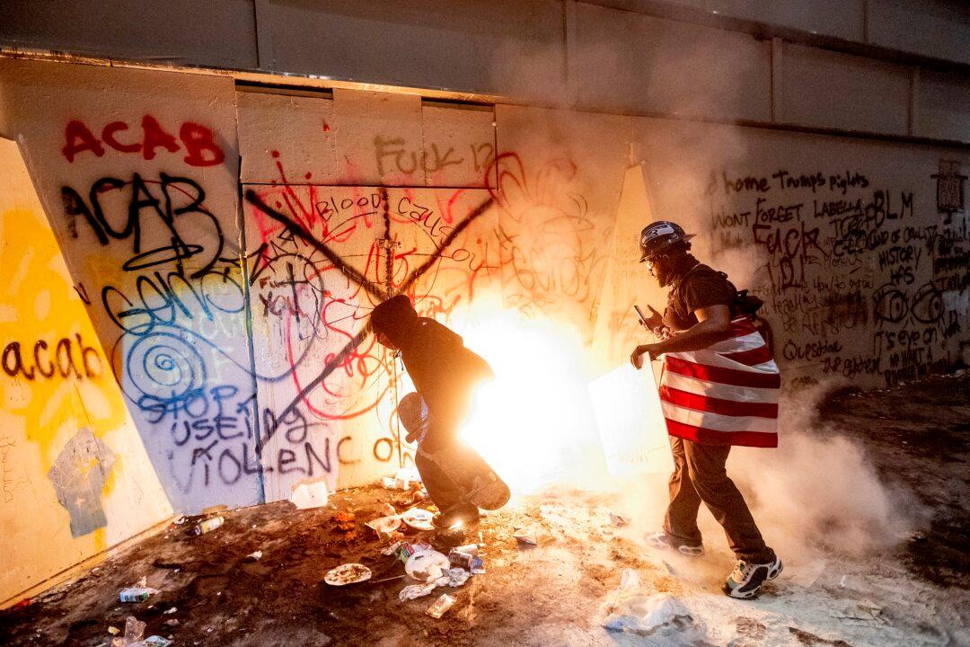 Portland Rioters Attempt to Break Into Federal Courthouse, Set Building on Fire