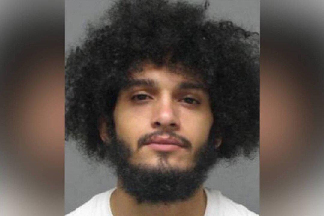 Ohio Police Arrest Man Accused of Kneeling on Child’s Neck in Photo