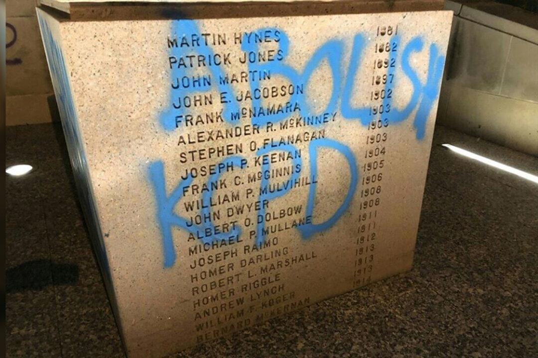 Kansas City Locals Come Out to Clean Up Statue of Fallen Officer Desecrated by Protesters