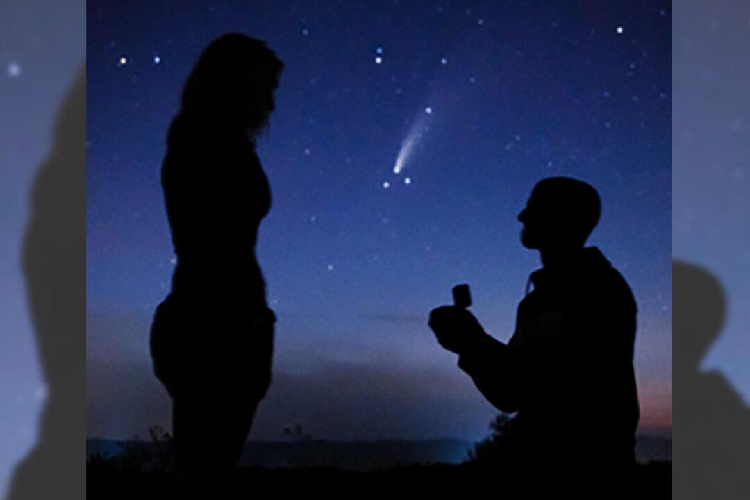 2 Couples Propose in Front of Rare Comet for Once-in-a-Lifetime Cosmic Engagement Photo